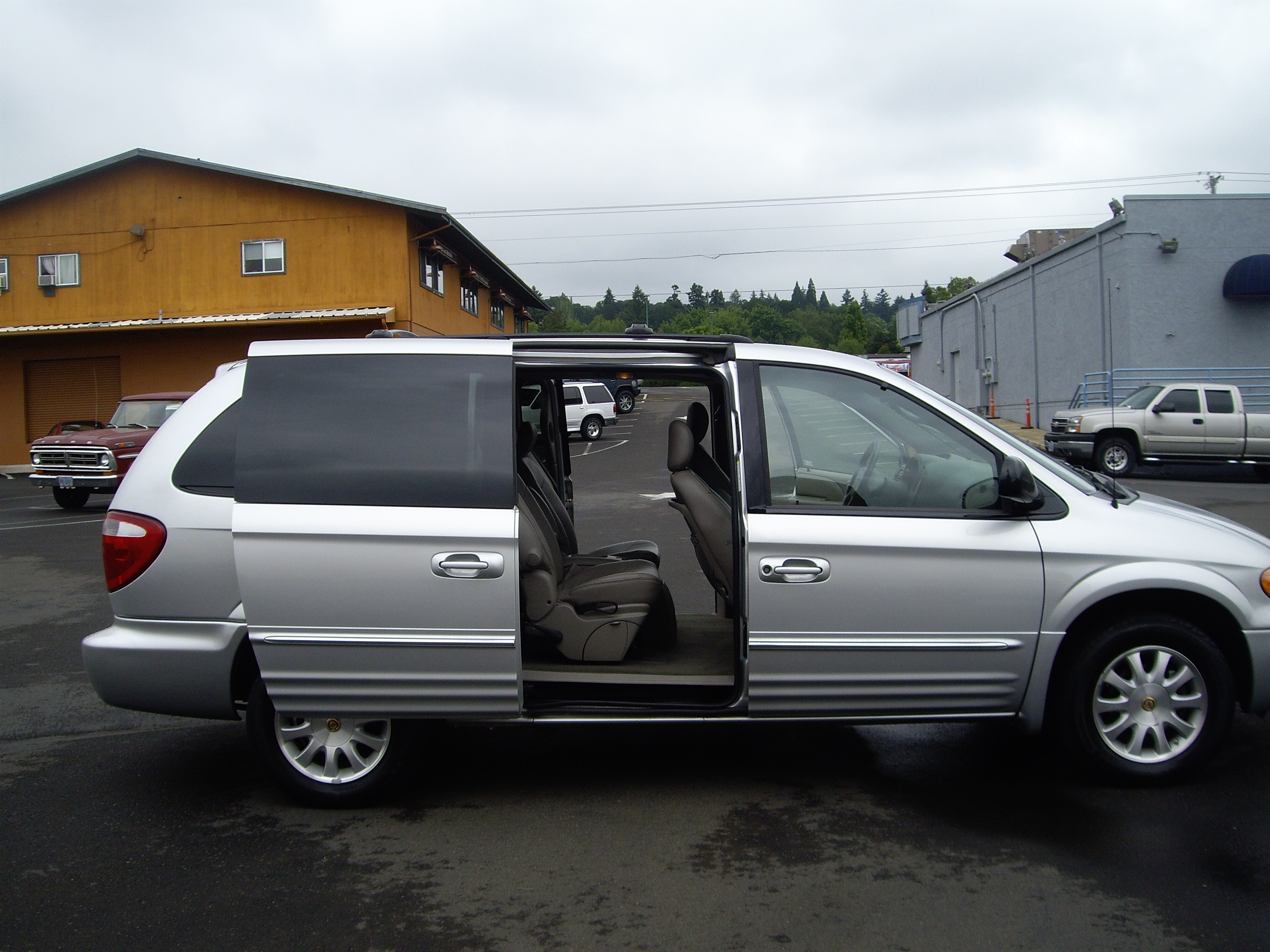 2002 Chrysler Town and Country Specs, Prices, VINs & Recalls